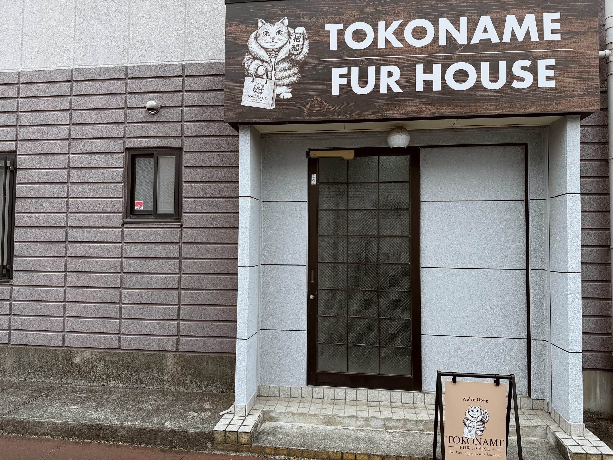 TOKONAME FUR HOUSE storefront in Tokoname, Aichi — a wooden sign with the maneki-neko logo above the entrance